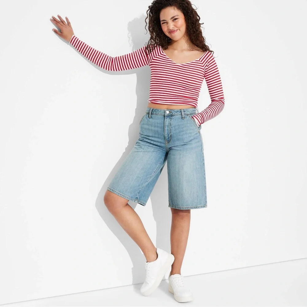 Women’s Low Rise Baggy Denim Skate Shorts Light Wash. 00